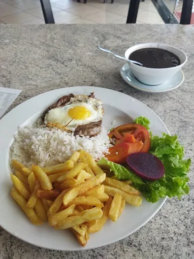 À la minuta com bife, ovo frito, arroz, fritas, salada e feijão